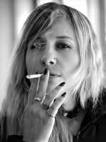 Frau raucht MensMirror